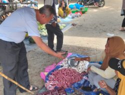 Jelang Pencoblosan, Cabup Sigi Nomor Urut 1 Rizal Intjenae Blusukan ke Pasar Maranatha