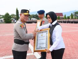 Kapolda Sulteng Beri Penghargaan ke Satker dan Personel Berprestasi