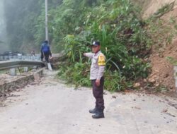 Polsek Kulawi Bersama Warga Gotong Royong Bersihkan Material