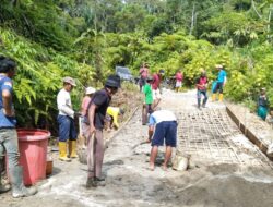 Warga Lembantongoa Perbaiki Jalan Secara Gotong Royong