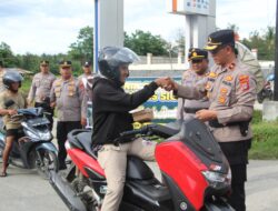 Senin Sedekah, Polres Sigi Bagikan Takjil Secara Gratis