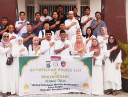 Satintelkam Polres Sigi Bersama Bhayangkari Bagi-Bagi Takjil