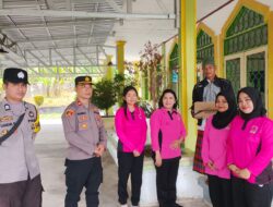 Polsek Kulawi bersama Bhayangkari Bagikan Takjil Kepada Masyarakat