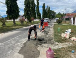 Satlantas Polres Sigi Tambal Jalan Berlubang di Kotapulu