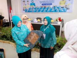 Ketua TP PKK Sulteng Sry Nirwanti Bahasoan, Membuka Pelatihan Seni Merias dan Seni Merangkai Bunga