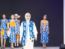 Sry Nirwanti Bahasoan Tampil Anggun di Jogja Fashion Week 2025, Perkenalkan Batik Banava Khas Sulteng