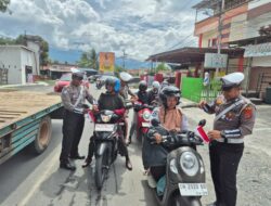 Polres Sigi Bagikan Bendera Merah Putih ke Pengendara Yang Melintas