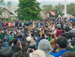 Gubernur Anwar Hafid Duduk Bersama Ribuan Massa Aksi di Depan DPRD Sulteng