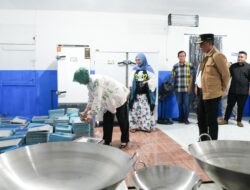 Tinjau Dapur MBG di Dondo, Gubernur Anwar Hafid Dorong Keterlibatan Warga Lokal