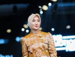 Sry Nirwanti Bahasoan Tampil Anggun Kenakan Batik Bomba Khas Sulteng di IN2MOTIONFEST 2025