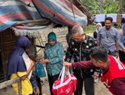Pemkab Sigi Serahkan Bantuan kepada Warga Miskin Ekstrim di Desa Sibedi