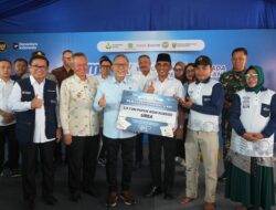 Gubernur Anwar Hafid dan Menko Pangan Zulkifli Hasan Serahkan Bantuan Pupuk untuk Petani Sigi