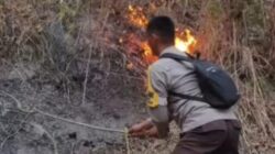 Bhabinkamtibmas Bersama Tim Gabungan Padamkan Dua Titik Api Karhutla