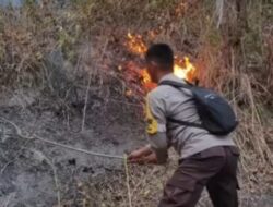 Bhabinkamtibmas Bersama Tim Gabungan Padamkan Dua Titik Api Karhutla