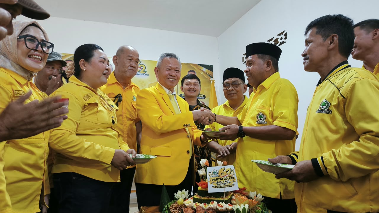Peringati Hari Jadi ke 62, Golkar Sigi Gelar Syukuran dan Potong Tumpeng