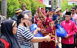 Gubernur Anwar Hafid Salurkan 5.000 Paket Sembako untuk Warga Morowali Utara