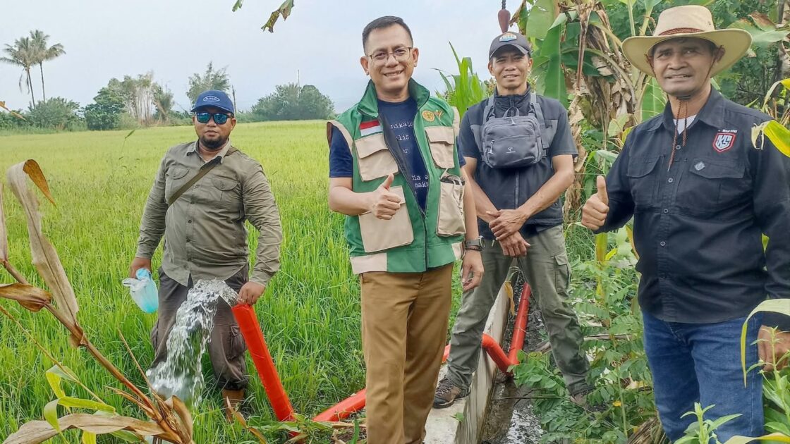 Distanhorbun Sigi Salurkan Bantuan Pompa Air untuk Petani Lindu