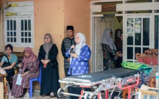 Wagub Reny Melayat Kerumah Korban Bentrokan Antar Warga